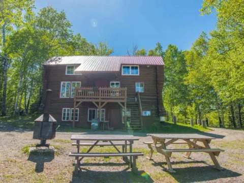 CHALET DU LAC COURONNE – Pourvoirie des Trois Lacs