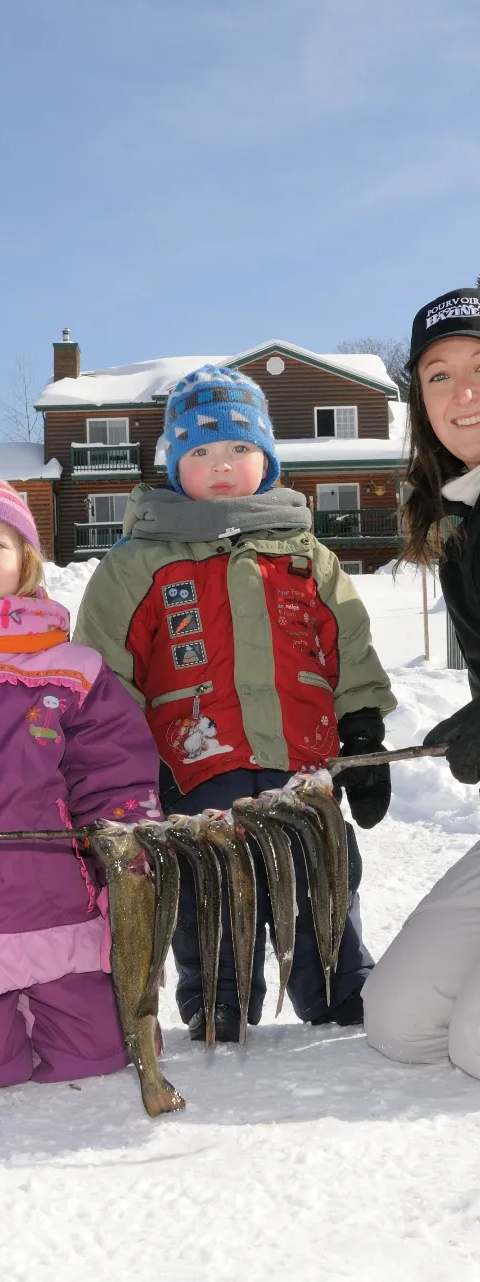 Ice fishing day and winter experience at the outfitter at Pourvoirie Domaine Bazinet, Lanaudière, Quebec
