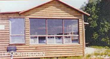 Exterior view of the Montredon log cabin with its large windows.