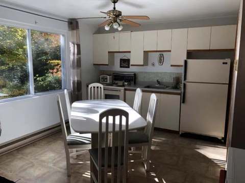The kitchen and dining area of the La Loutre cabin are equipped for your self-catering meals.
