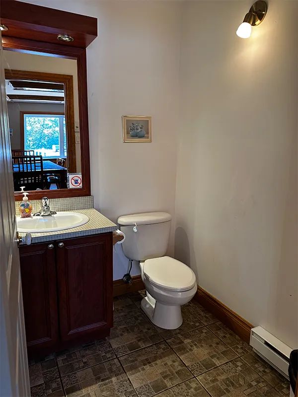View of the functional bathroom at Le Grizzly cabin.