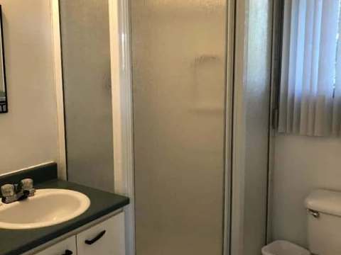 The bathroom in the Pékan chalet includes an enclosed shower and a sink.