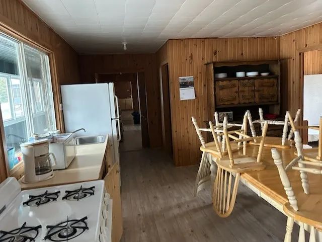 La cuisine équipée et la salle à manger du chalet Renard avec ses boiseries rustiques.