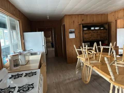 La cuisine équipée et la salle à manger du chalet Renard avec ses boiseries rustiques.