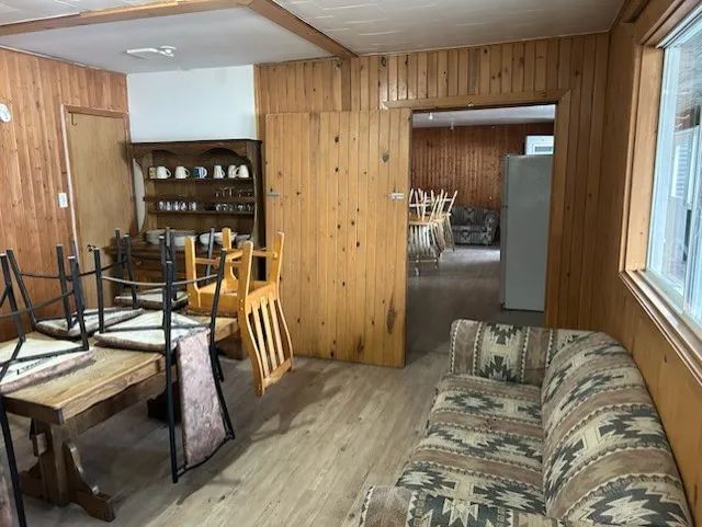 Vue de l'espace de vie intérieur avec salle à manger et salon du chalet Renard.