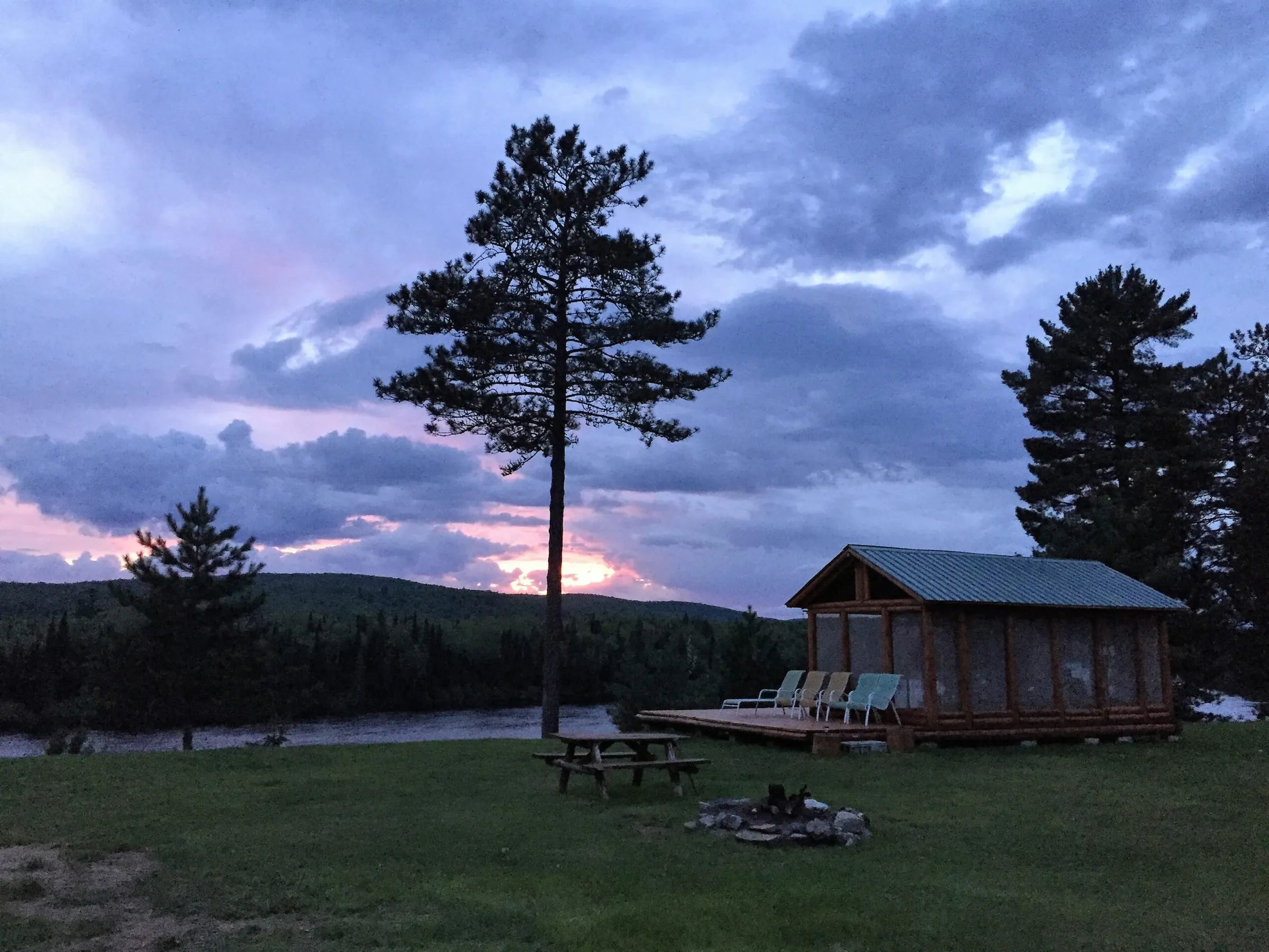 CHALET EN BOIS ROND — Pourvoirie du Club Gatineau – Pourvoirie du Club Gatineau