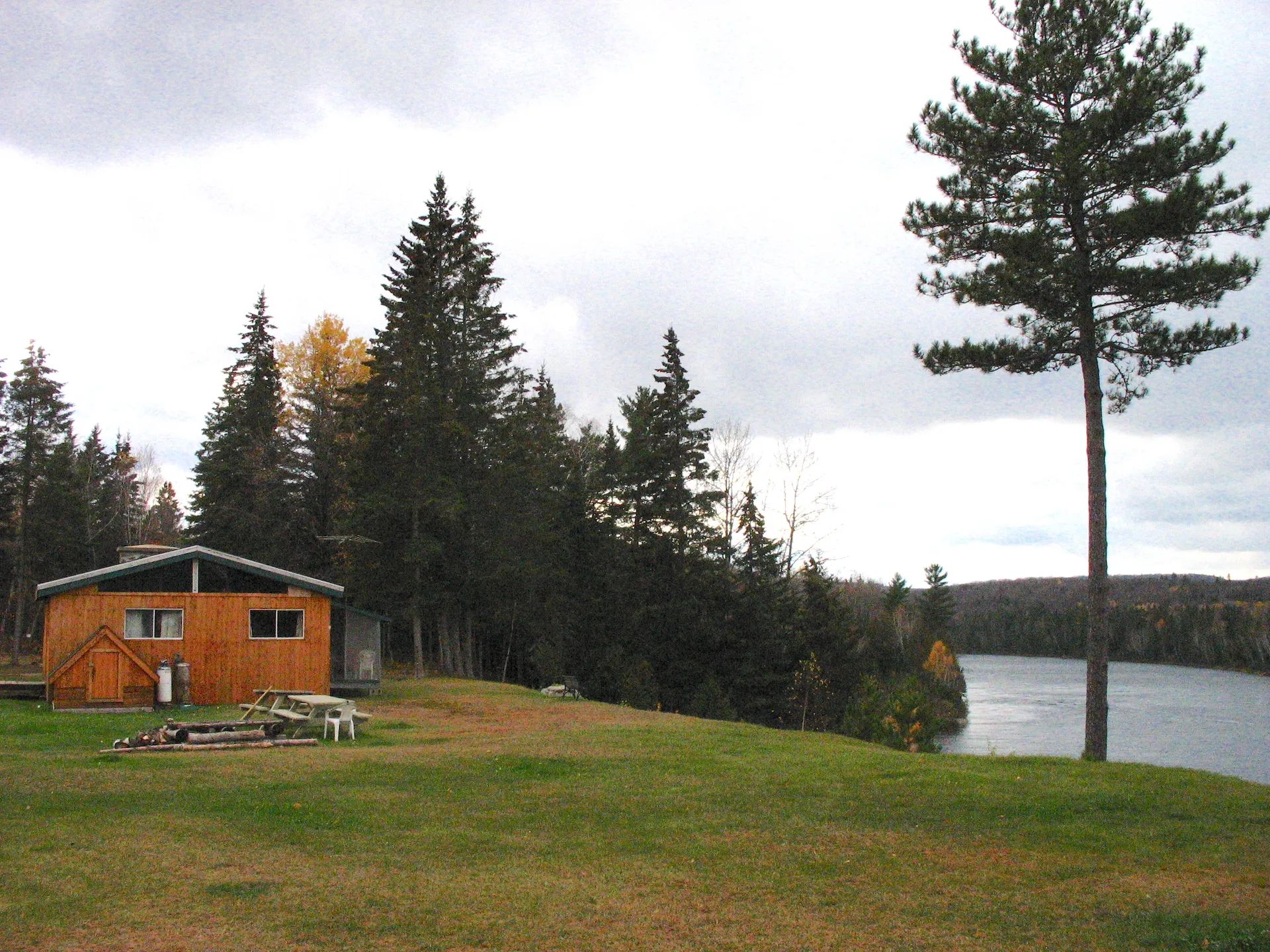Le chalet L'Orignal est situé en bordure de lac avec une table de pique-nique extérieure.