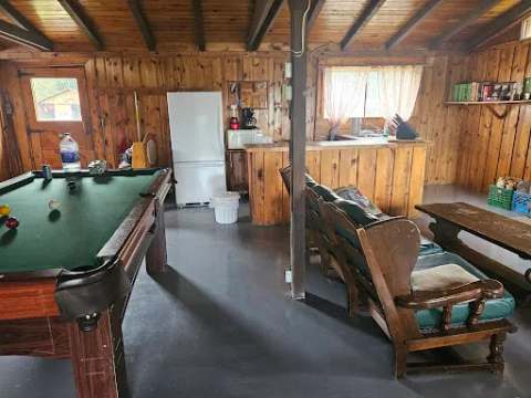 L'aire de vie commune du chalet inclut une table de billard et un espace de détente confortable.
