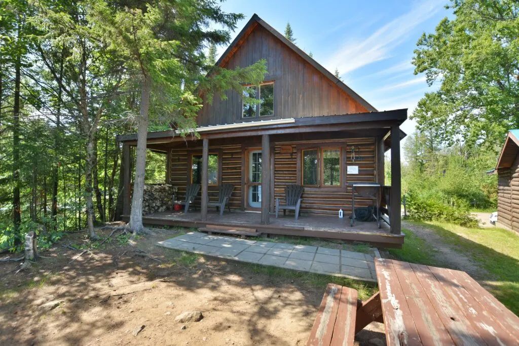 LE ROCHER CABIN — Pourvoirie du Lac Berval – Pourvoirie du Lac Berval