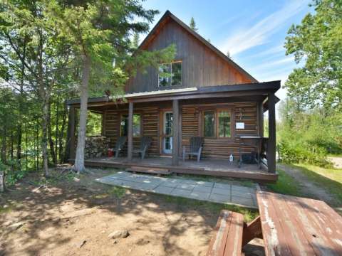 LE ROCHER CABIN – Pourvoirie du Lac Berval