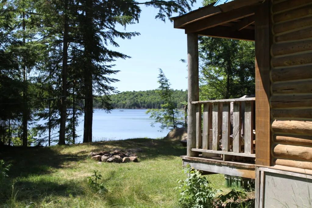 LE ROCHER CABIN — Pourvoirie du Lac Berval – Pourvoirie du Lac Berval