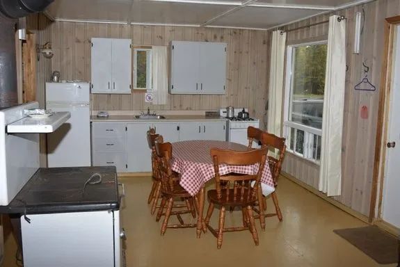 La cuisine équipée et la salle à manger du Chalet du Loup.