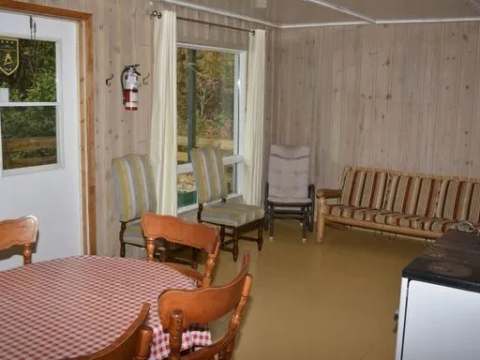 L'intérieur du Chalet du Loup dispose d'une aire de séjour avec table à manger et mobilier confortable.
