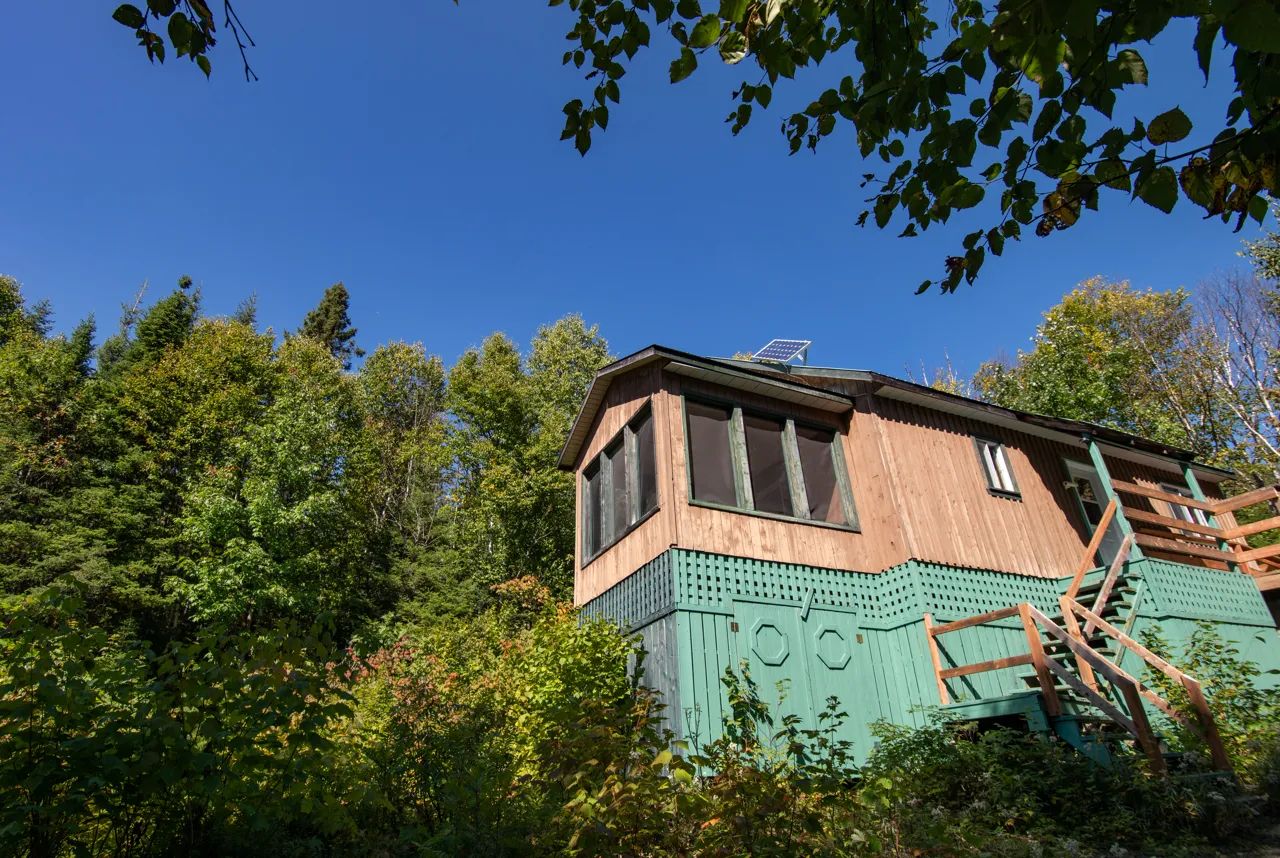 Vue extérieure du Chalet du Grand Héron situé en pleine nature.