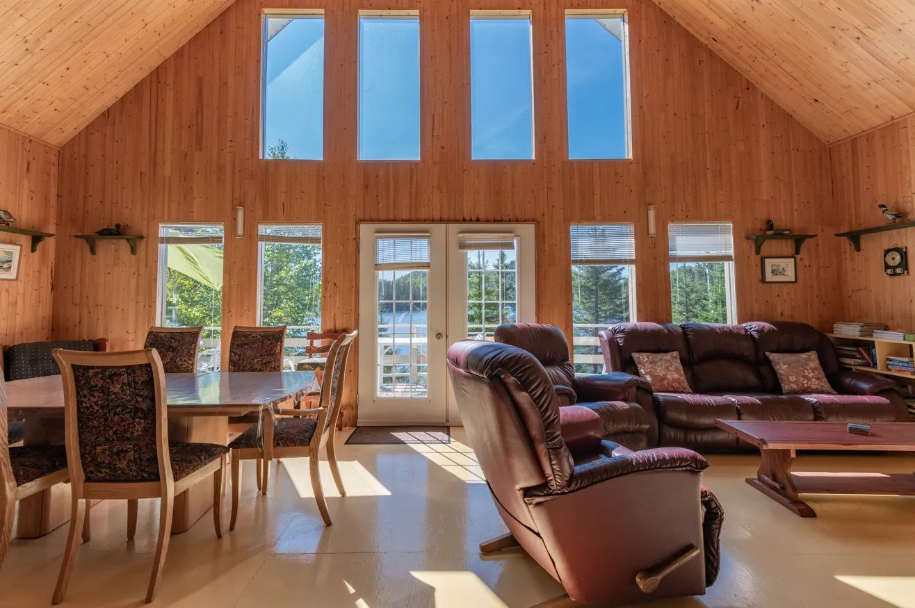 L'aire ouverte du chalet dispose d'une salle à manger et d'un salon avec vue sur le lac.