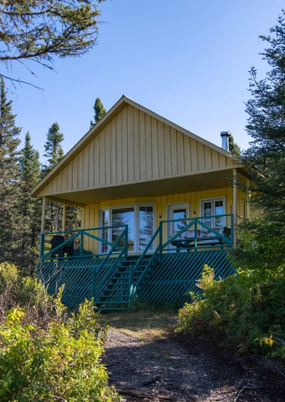 Le chalet du Bûcheron dispose d'une galerie couverte et d'un escalier d'accès.