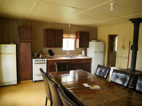 La cuisine équipée et l'espace repas du Chalet du Castor.