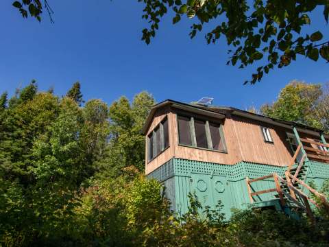 Vue aérienne du Chalet du Grand Héron et de son quai privé au bord de l'eau.