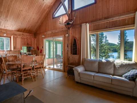Vue d'ensemble du chalet du Grand Héron situé en bordure de forêt.