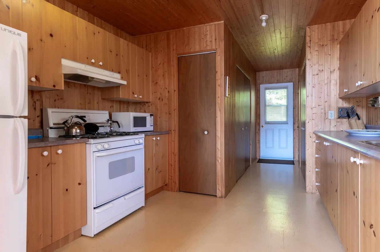 Vue latérale du Chalet du Grand Héron avec sa galerie et sa vue sur le lac.