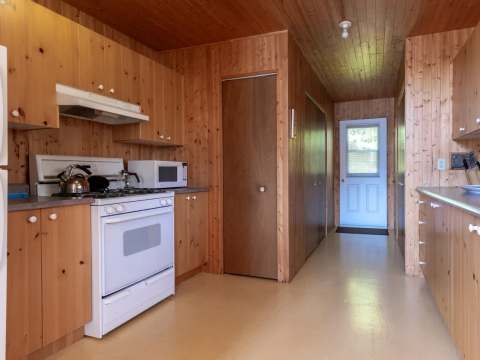Vue latérale du Chalet du Grand Héron avec sa galerie et sa vue sur le lac.
