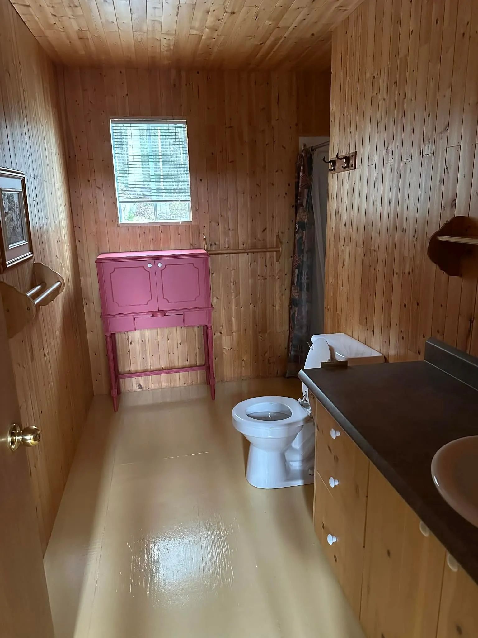 Le chalet du Huard est entouré d'arbres et dispose d'une grande terrasse en bois.