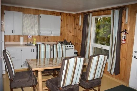 La cuisine fonctionnelle et l'espace repas du chalet du Huard.