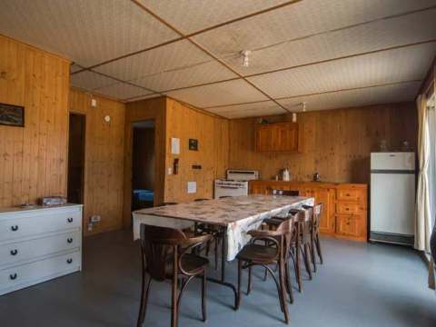 This open-plan kitchen features a dining table and the necessary equipment for your meals.