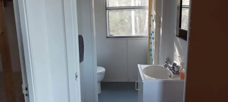 Vue de la salle de bain fonctionnelle avec lavabo et toilette dans le chalet 8.