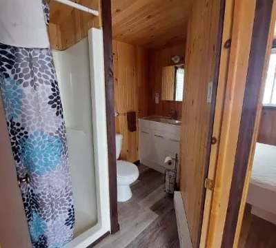 Cette salle de bain fonctionnelle avec douche et vanité est incluse dans votre chalet.