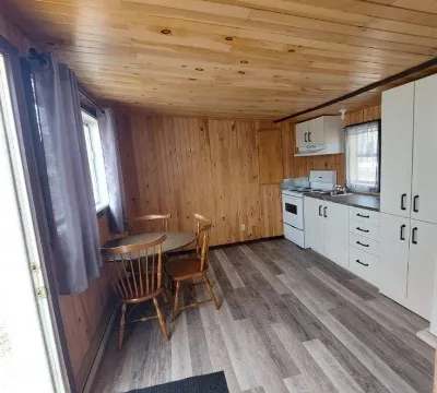 La cuisine fonctionnelle du chalet comprend une table à manger et un coin cuisson tout équipé.