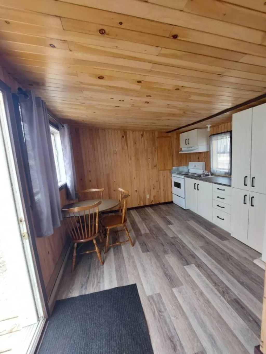 La cuisine fonctionnelle et l'espace repas sont aménagés dans le chalet numéro 10.