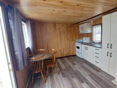 La cuisine fonctionnelle et l'espace repas sont aménagés dans le chalet numéro 10.