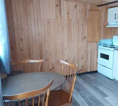 Coin repas et cuisine fonctionnelle dans le chalet.