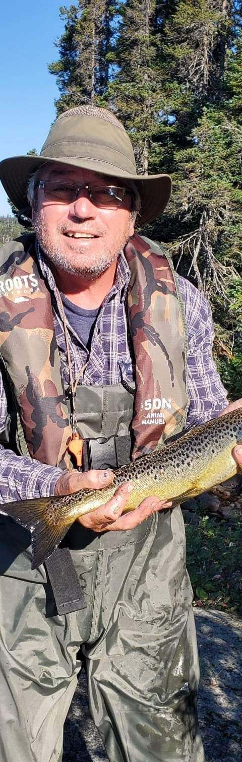 Le guide Luc Brousseau lors d'une session de pêche à la ouananiche chez Pourvoirie du Lac Holt, Côte-Nord, Québec
