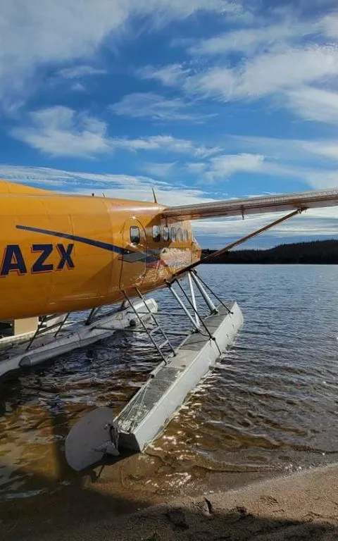 Arrivée en hydravion à la base du Lac Holt chez Pourvoirie du Lac Holt, Côte-Nord, Québec
