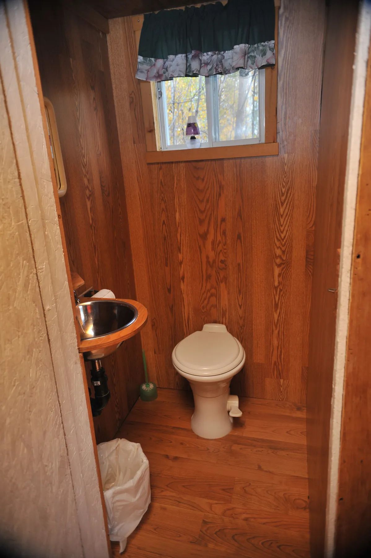 This functional bathroom with toilet and sink is included in Le Pionnier cabin.