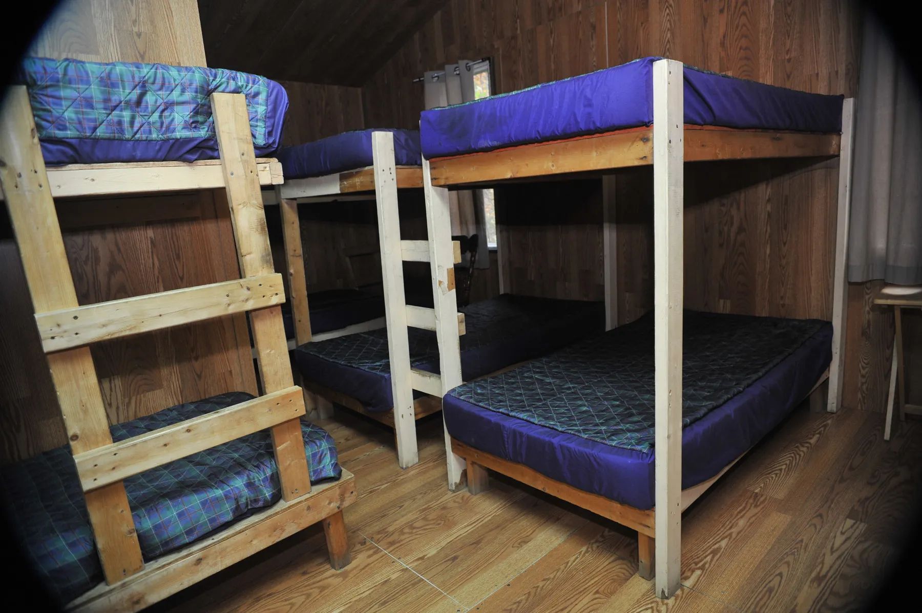 This bedroom at Le Vétéran cabin is equipped with several bunk beds.