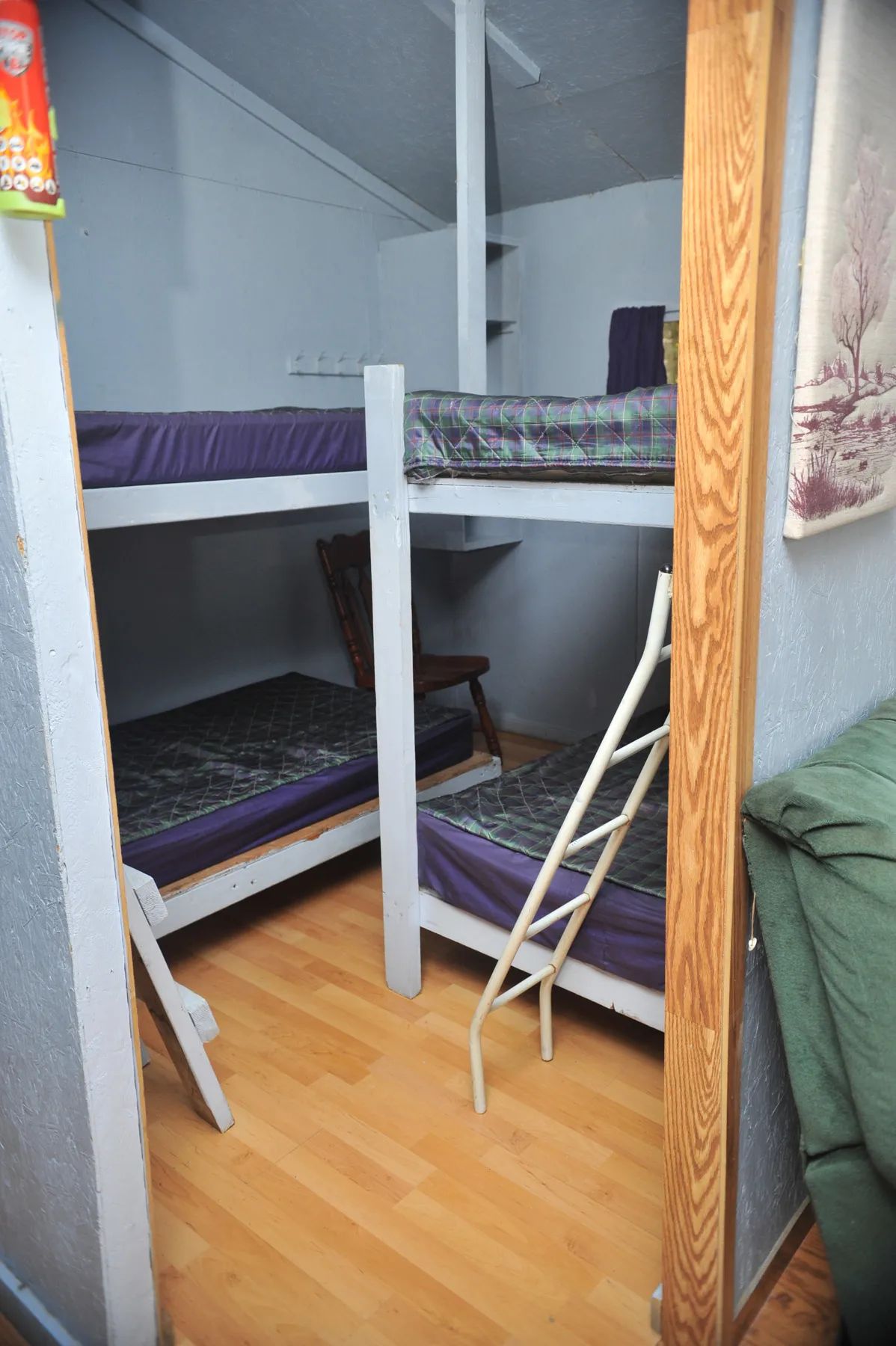 Cette chambre rustique est équipée de lits superposés.