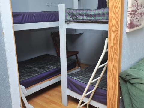 Cette chambre rustique est équipée de lits superposés.