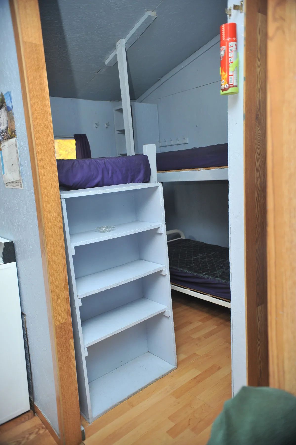 Cette chambre comporte des lits superposés avec des rangements intégrés pour vos effets personnels.