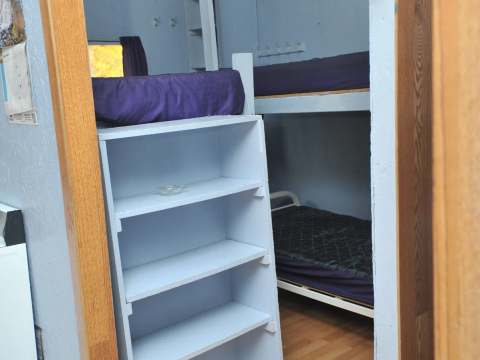 Cette chambre comporte des lits superposés avec des rangements intégrés pour vos effets personnels.