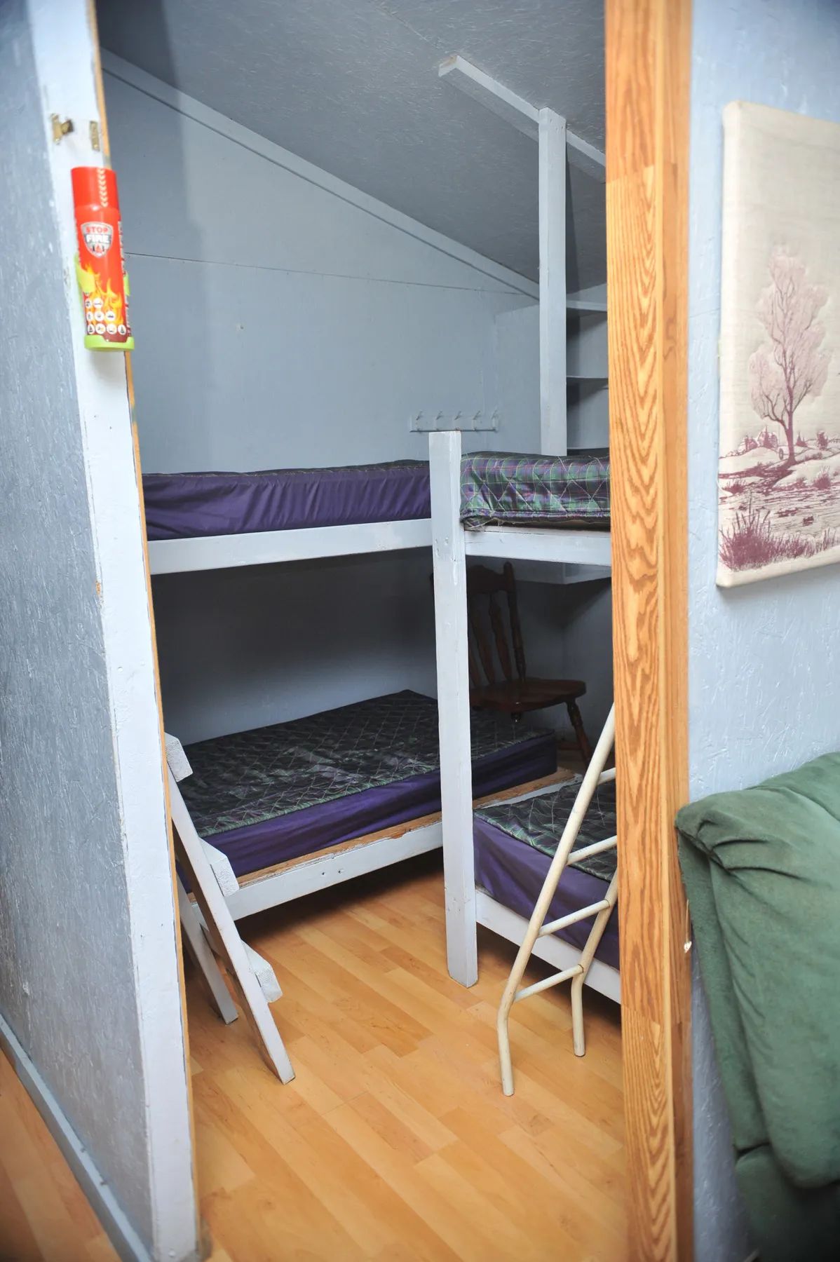 Cette chambre du chalet Le Rustique comprend des lits superposés en bois.