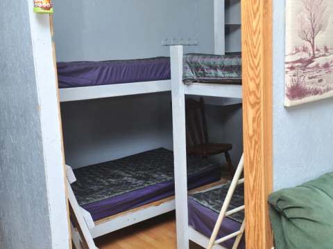 Cette chambre du chalet Le Rustique comprend des lits superposés en bois.
