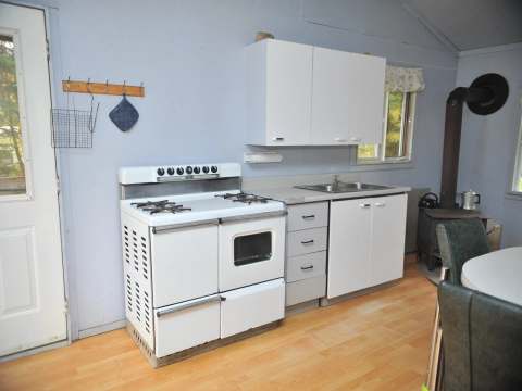 La cuisine du chalet Lori Zon est équipée d'une cuisinière fonctionnelle et d'un espace de travail.