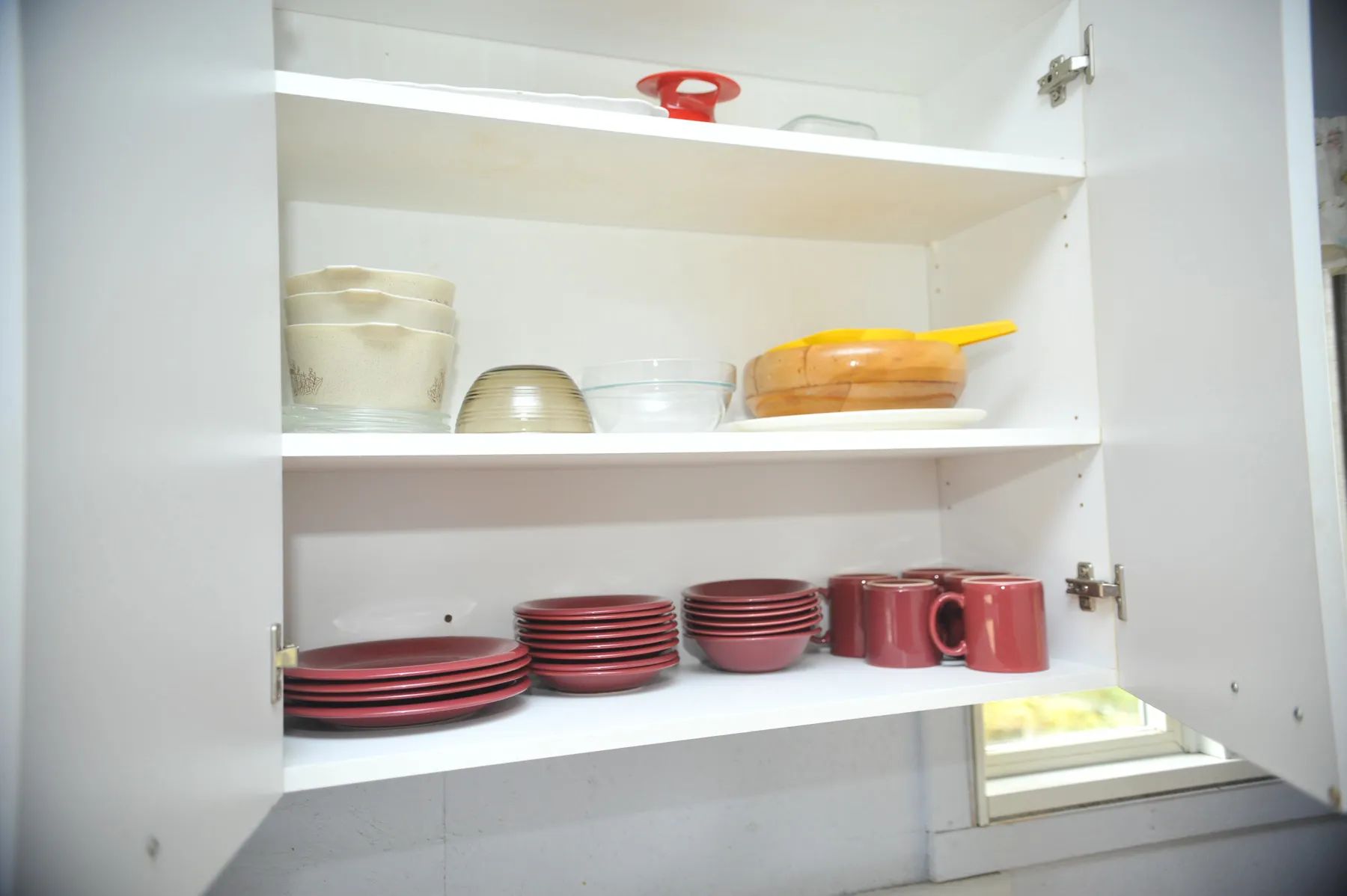 Les armoires de cuisine sont équipées avec la vaisselle nécessaire pour vos repas.