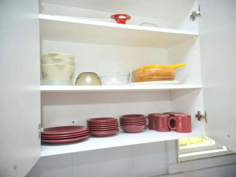 Les armoires de cuisine sont équipées avec la vaisselle nécessaire pour vos repas.