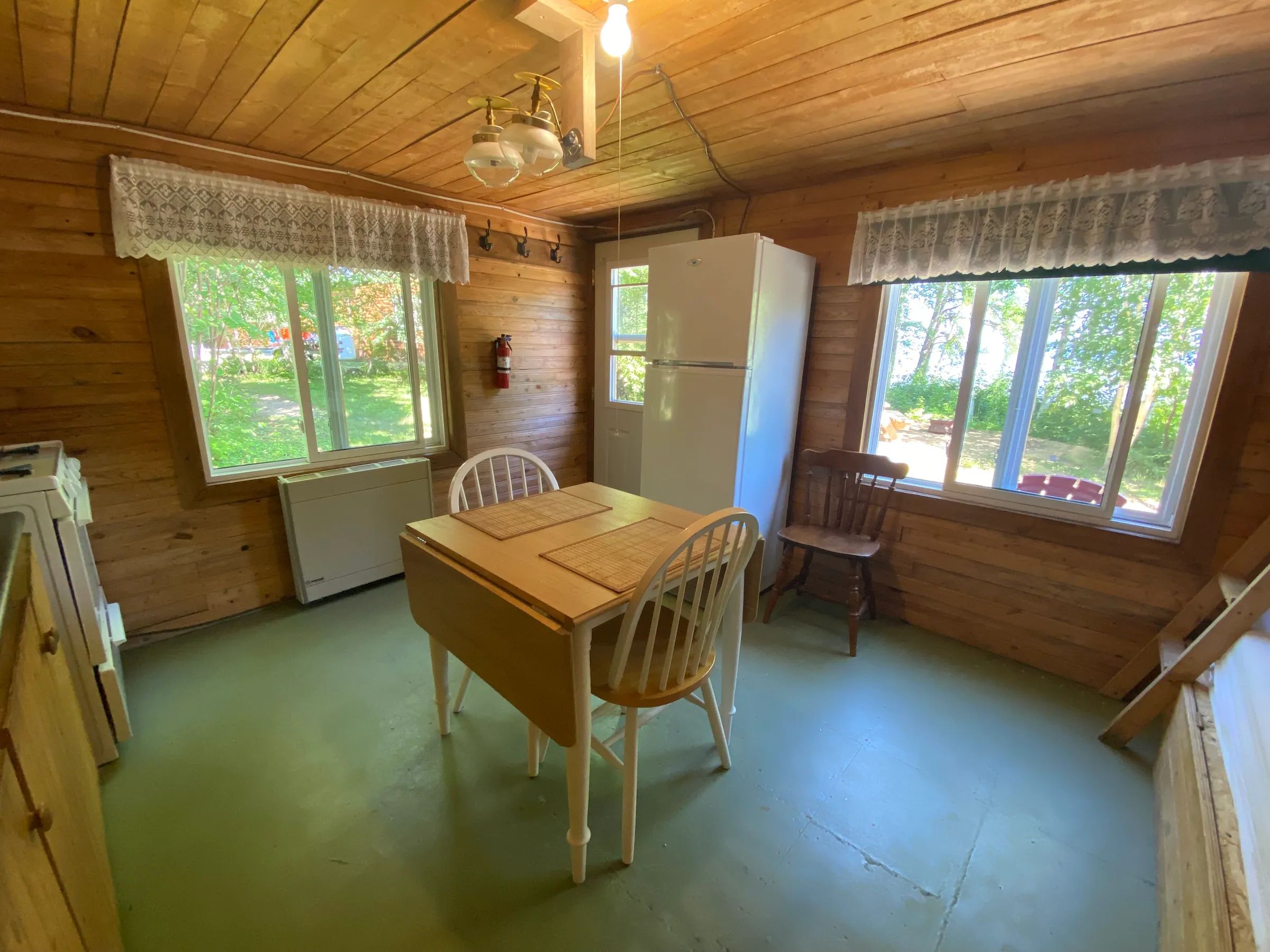 La cuisine fonctionnelle du chalet Le Colibri offre un espace repas simple et lumineux.
