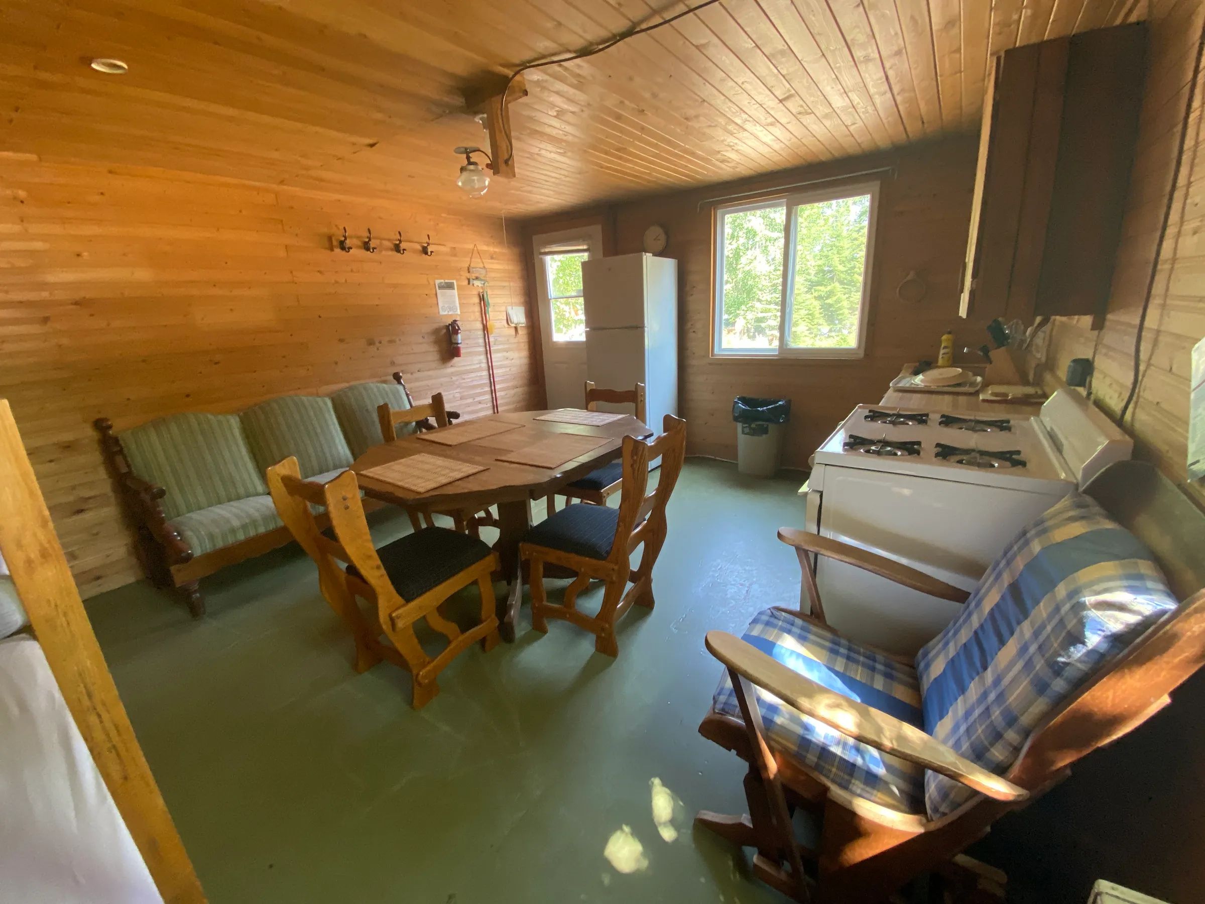 La cuisine et la salle à manger du chalet Mésange offrent un espace de vie chaleureux tout en bois.