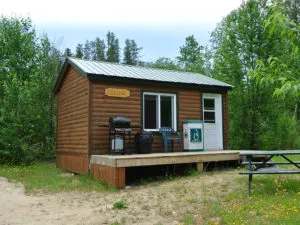 Le chalet Le Colibri dispose d'une terrasse en bois équipée d'un barbecue.